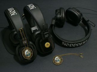 Vintage headphones with attachable pendants